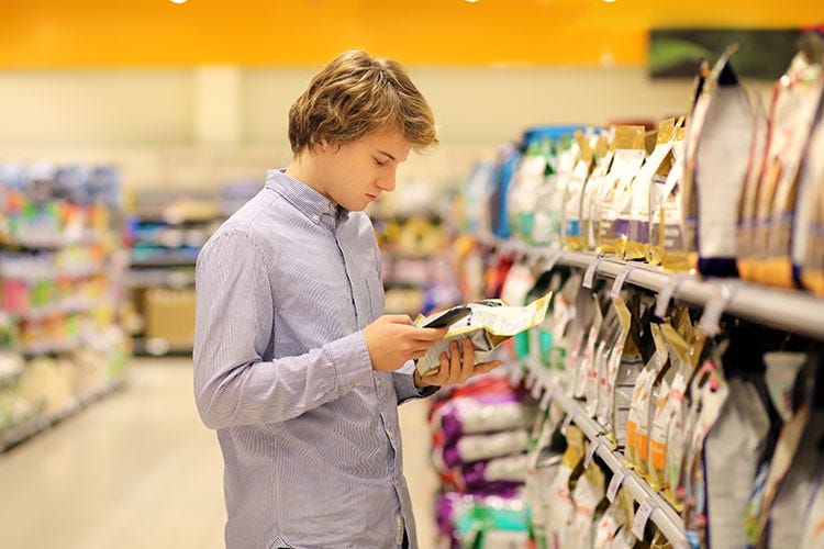 Acquisti al supermercato con un occhio all'etichetta e uno allo smartphone (Tecniche di produzione in etichetta Vendite per 645 milioni di euro)