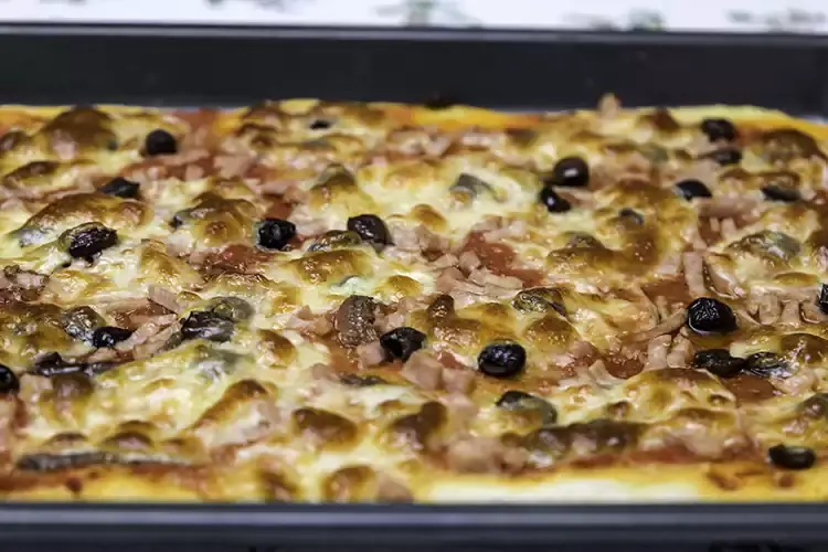 La pizza in teglia, una tipologia sempre apprezzata Pizza in teglia: un classico che sa essere contemporaneo