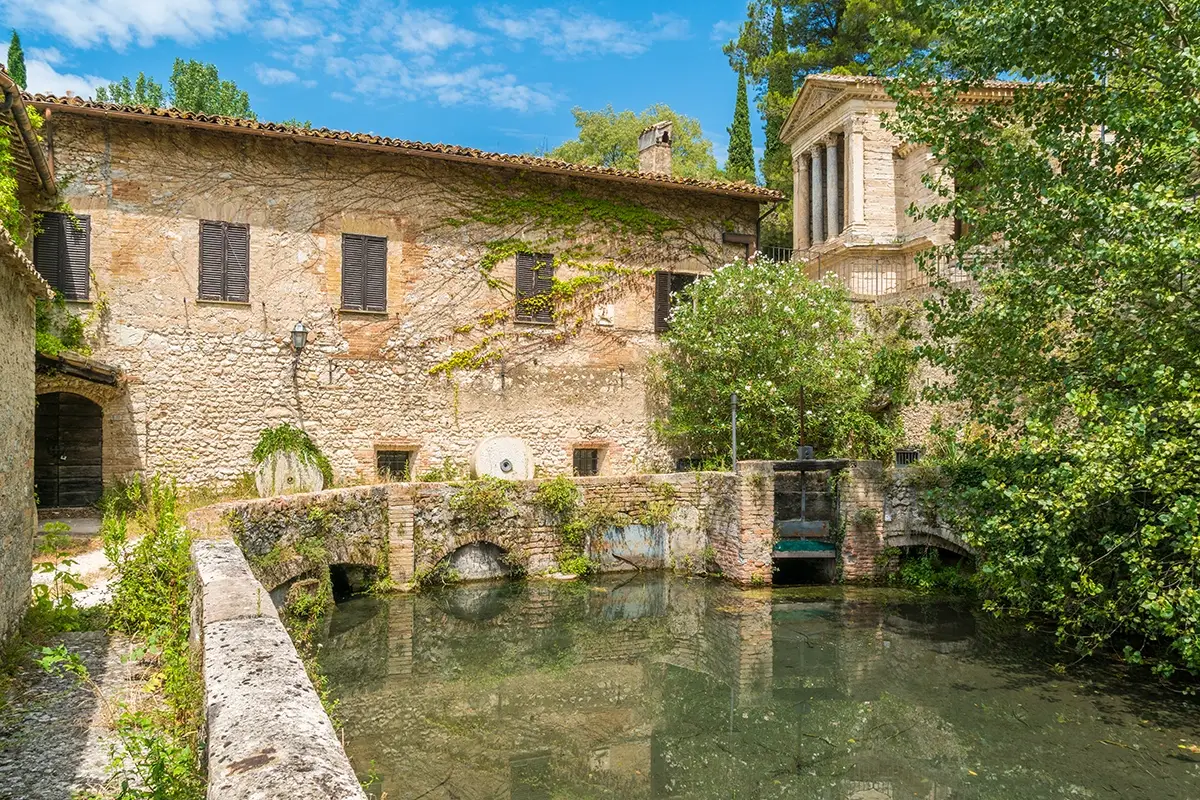 Tempio di Clitumnus, piccola chiesa paleocrochianese vicino al comune di Campello sul Clitunno tra Spoleto e Trevi