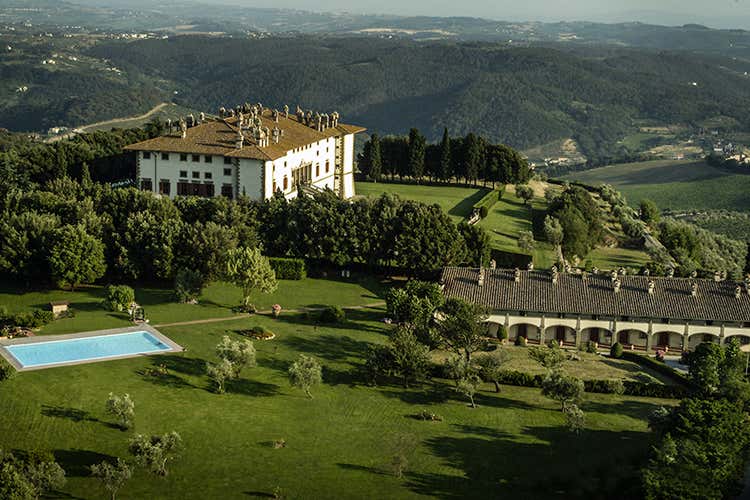 Il verde tutto attorno alla Tenuta di Artimino - Da Capri alla Toscana fino a Torino Alberghi pronti ad un'estate di relax