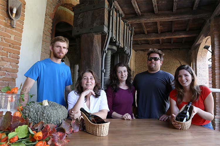 La famiglia di Tenuta Montelio - Oltrepò, Montelio guarda indietro Rivisita il suo vecchio Champagne La famiglia di Tenuta Montelio - Oltrepò, Montelio guarda indietro Rivisita il suo vecchio Champagne