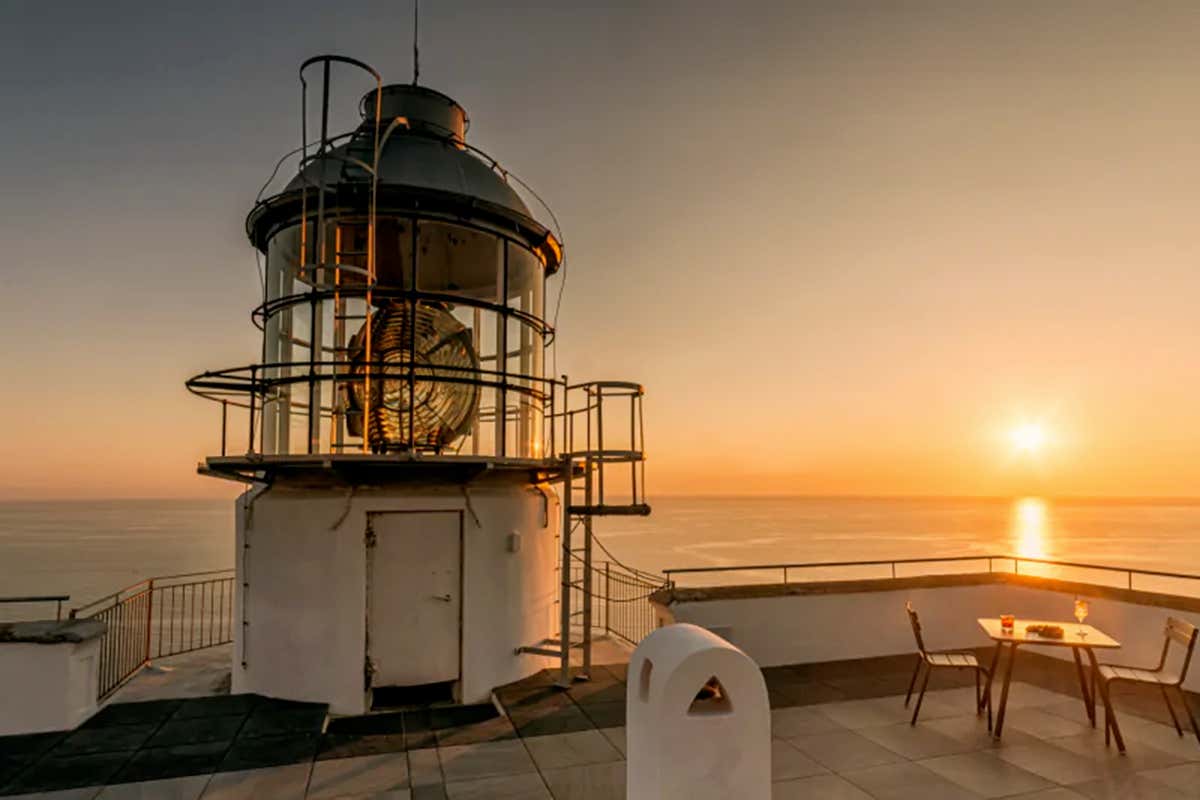 Il faro trasformato in ristorante e hotel: tramonti e alta cucina tra cielo e mare Il faro trasformato in ristorante e hotel: tramonti e alta cucina tra cielo e mare