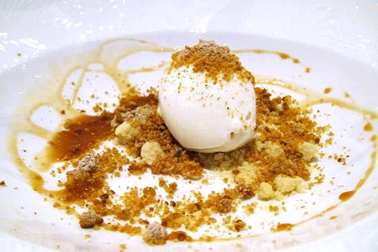 Terra di fagioli, frutto della passione, caramello salato, ribes, gelato al latte di rosa (Territorio e ricordi mixati nei piatti Il Tiglio torna in vita e non teme il domani  DA FINIRE)