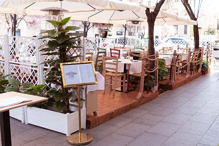 Il dehor esterno di The Fisherman Burger - Il pesce di The Fisherman Burger Un viaggio dalla Puglia agli Usa