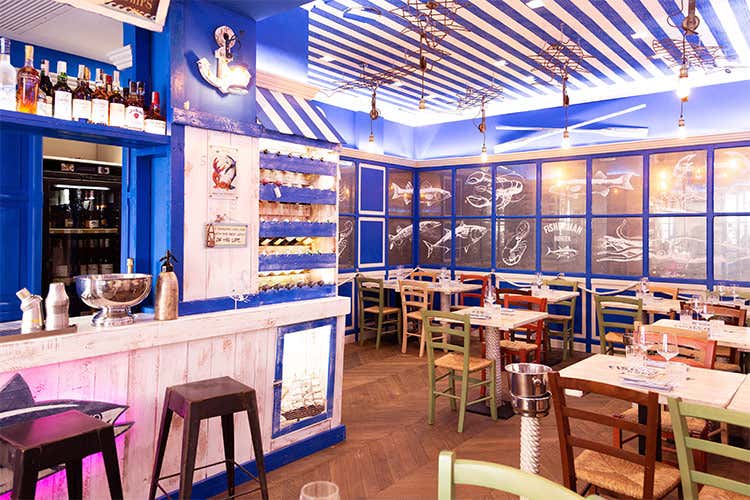 I 40 coperti della sala interna - Il pesce di The Fisherman Burger Un viaggio dalla Puglia agli Usa