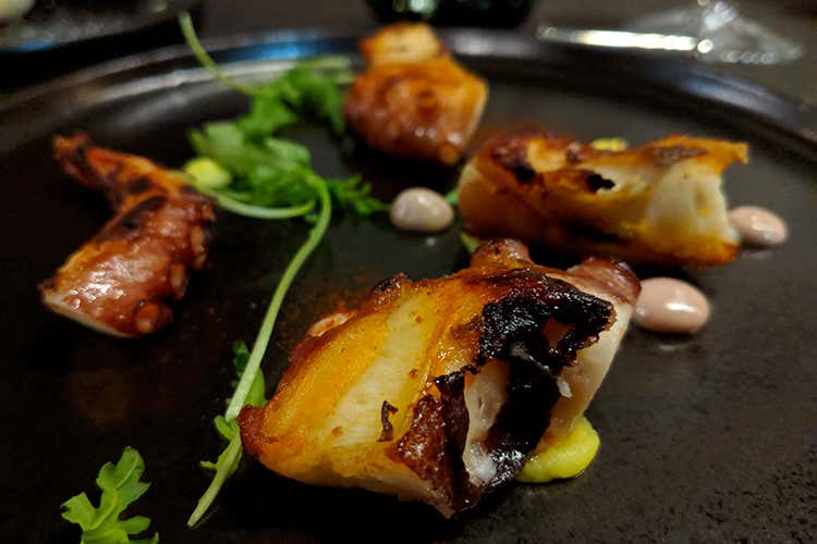 Polpo croccante con crema di papate fum&eacute; e polvere di paprika (The Manzoni, dietro la veste chic cucina di gusto con pochi fronzoli)