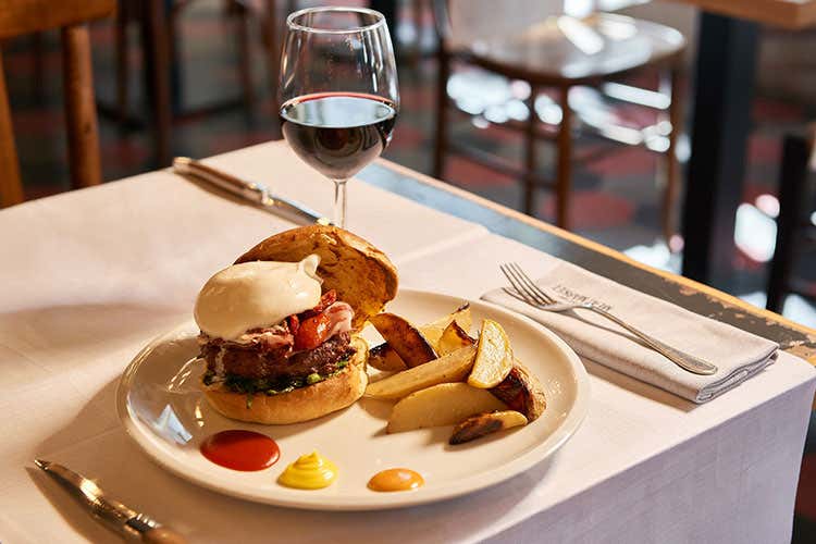 Burger Puglia, hamburger di manzo con burrata intera, capocollo, pomodori secchi e cime di rapa ripassate - The Meat Market non teme la crisi e raddoppia a Roma in via Ravenna