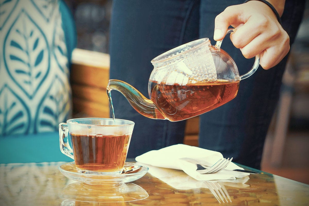 Il tè può rappresentare un’opportunità per incuriosire l’ospite Non solo latte e caffè: cosa bere a colazione?
