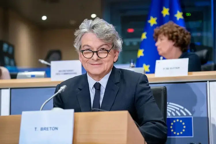 il commissario europeo Thierry Breton (wikipedia) Sileri: in spiaggia no mascherina Per l'estate in aiuto caldo e vaccini