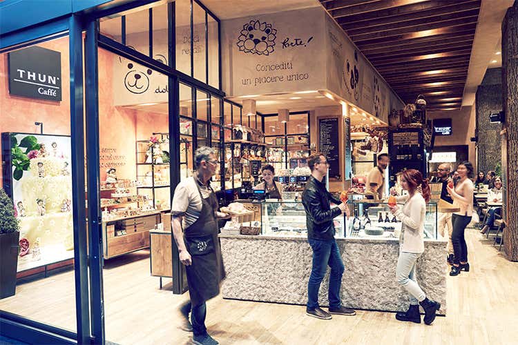 Scegliere un regalo, bevendo un caffè A Milano il nuovo locale Thun Scegliere un regalo, bevendo un caffè A Milano il nuovo locale Thun