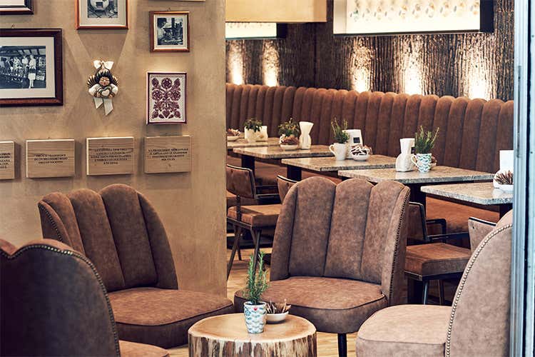 Scegliere un regalo, bevendo un caffè A Milano il nuovo locale Thun Scegliere un regalo, bevendo un caffè A Milano il nuovo locale Thun