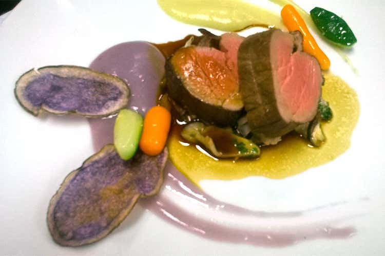 Mignon di filetto di manzo del Piano di Magadino, con cremoso di topinambur, funghi del Malcantone e chips di patate viola