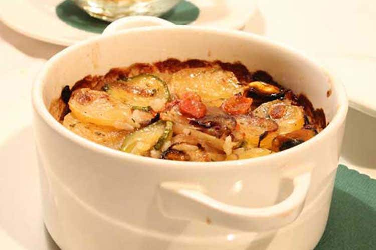 Tiella di patate, riso e cozze Tutto pronto per la giornata mondiale Tiella di patate, riso e cozze Tutto pronto per la giornata mondiale