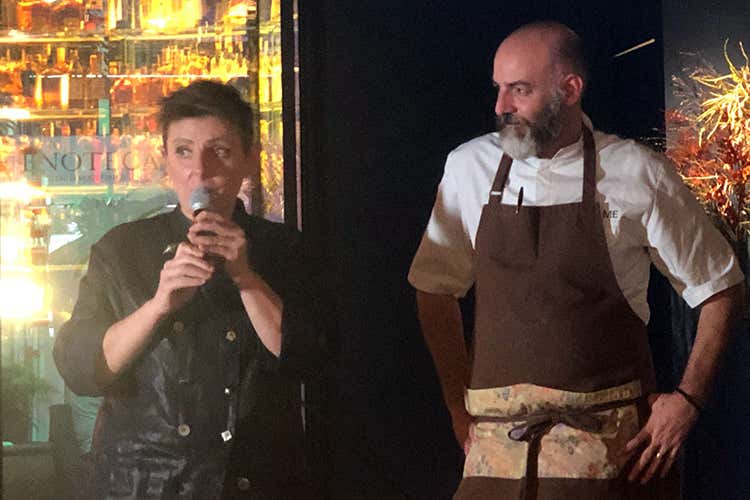 Viviana Varese e Tim Butler (Tim Butler nelle cucine di Viva Sapori thai con omaggio all’Italia) Viviana Varese e Tim Butler (Tim Butler nelle cucine di Viva Sapori thai con omaggio all’Italia)