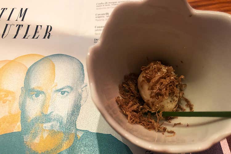 Uova di quaglia, tartufo bianco, affumicatura, erba cipollina (Tim Butler nelle cucine di Viva Sapori thai con omaggio all&rsquo;Italia)