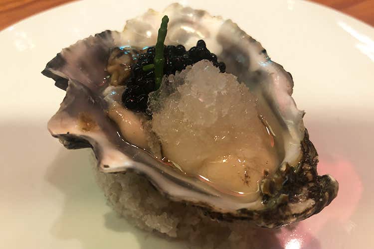 Ostrica, caviale Oscietra, sake, scalogno (Tim Butler nelle cucine di Viva Sapori thai con omaggio all&rsquo;Italia)