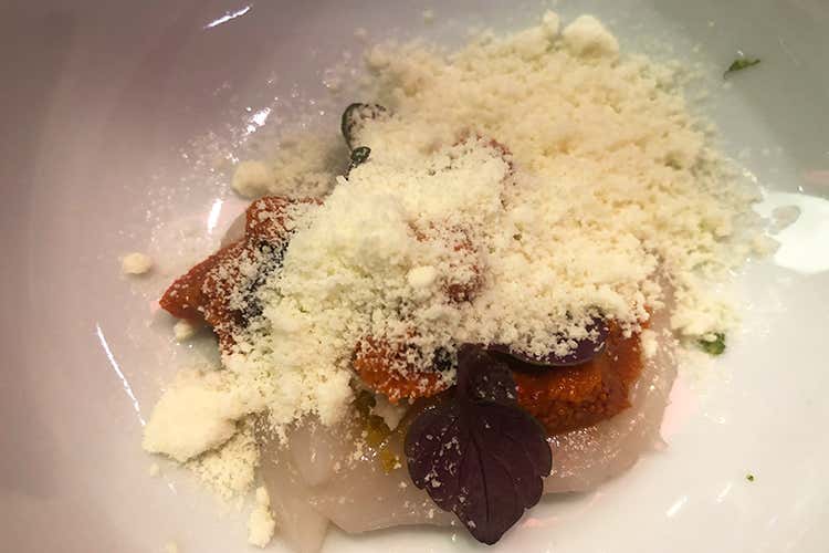 Crudo di capesante e riccio, curry di cocco, fiore di etlingera, sudachi (Tim Butler nelle cucine di Viva Sapori thai con omaggio all&rsquo;Italia)