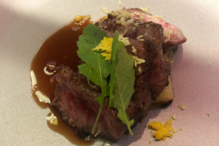 Controfiletto di Ohmi Wagyu, patate confit, manzo con riduzione di miso, wasabi sott&rsquo;aceto (Tim Butler nelle cucine di Viva Sapori thai con omaggio all&rsquo;Italia)