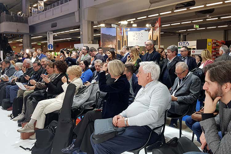 Una grande affluenza di pubblico alla Borsa di Milano per l'occasione (Tipicità, 30 iniziative nel 2020 per promuovere il Marche Style) Una grande affluenza di pubblico alla Borsa di Milano per l'occasione (Tipicità, 30 iniziative nel 2020 per promuovere il Marche Style)