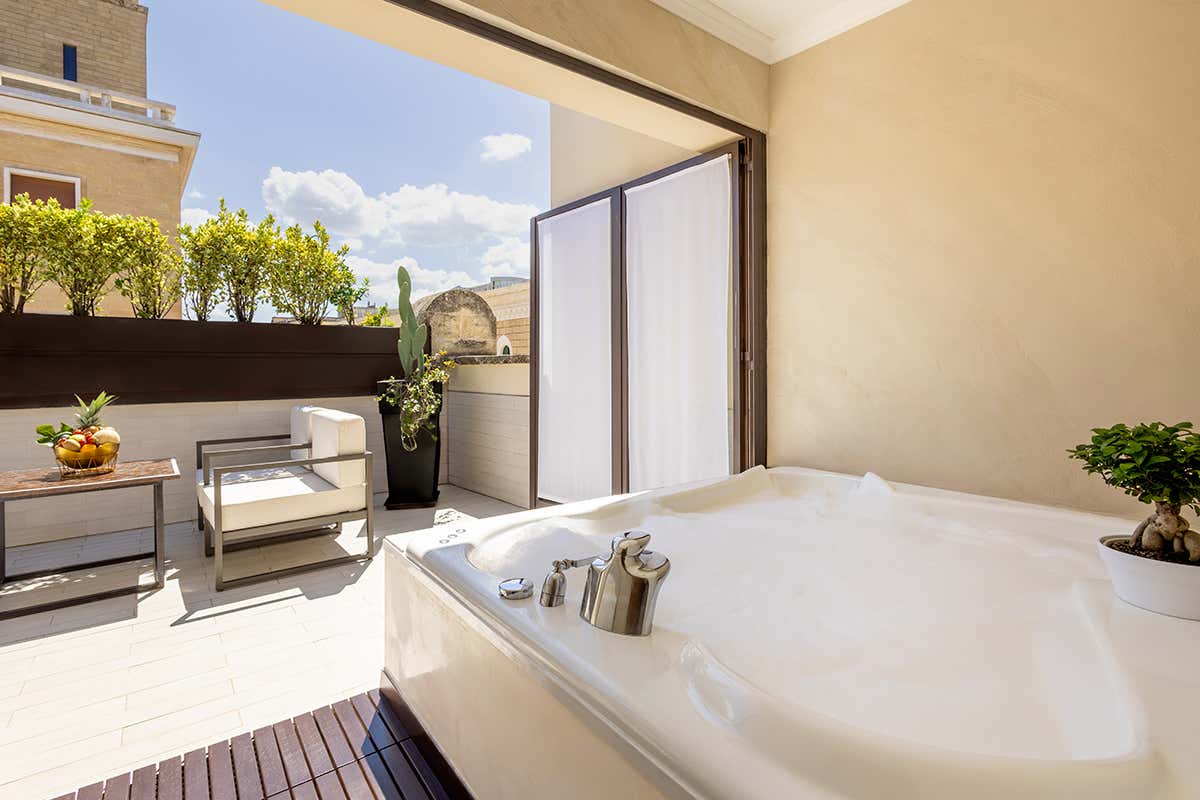 Un'oasi privata sui tetti di Lecce: terrazza esclusiva con vasca idromassaggio, per indimenticabili momenti di relax sotto il cielo del Salento