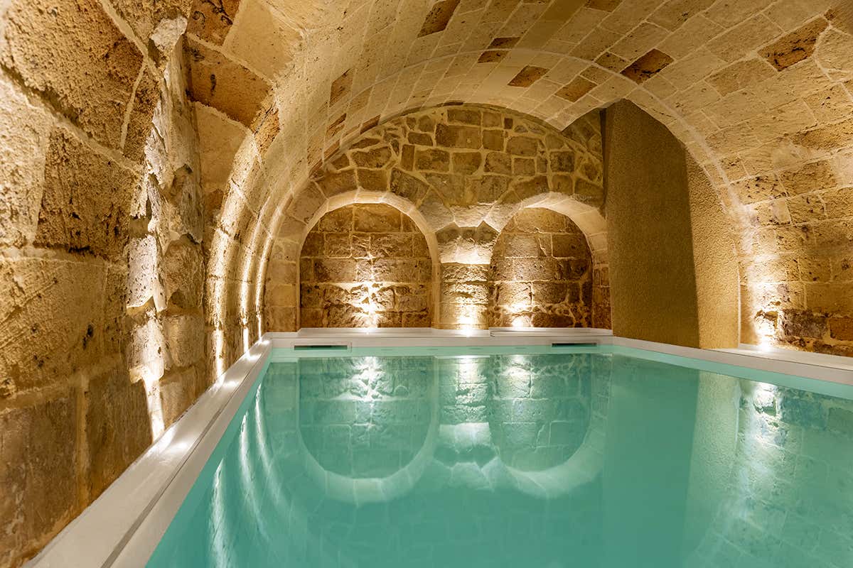 Il cuore sotterraneo del benessere: la piscina interna riscaldata, custodita sotto suggestive e autentiche volte in pietra leccese