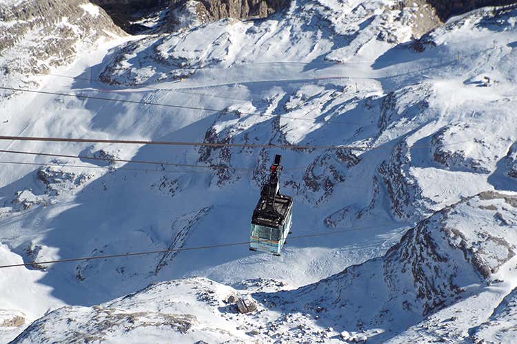 Le nuove 47 cabine avanzano alla velocità di 6 metri al secondo e sono in grado di portare fino a 1.800 persone all’ora (Tofana - Freccia nel cielo A gennaio apre la nuova cabinovia) Le nuove 47 cabine avanzano alla velocità di 6 metri al secondo e sono in grado di portare fino a 1.800 persone all’ora (Tofana - Freccia nel cielo A gennaio apre la nuova cabinovia)
