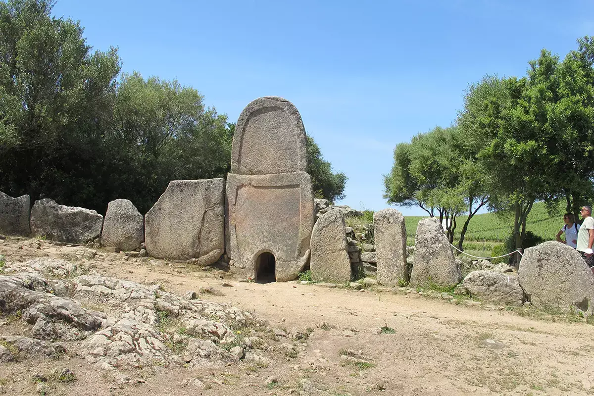 Tomba dei giganti di Coddu Vecchju&nbsp; Sul&igrave;a House, in Gallura il pi&ugrave; piccolo Hilton del mondo