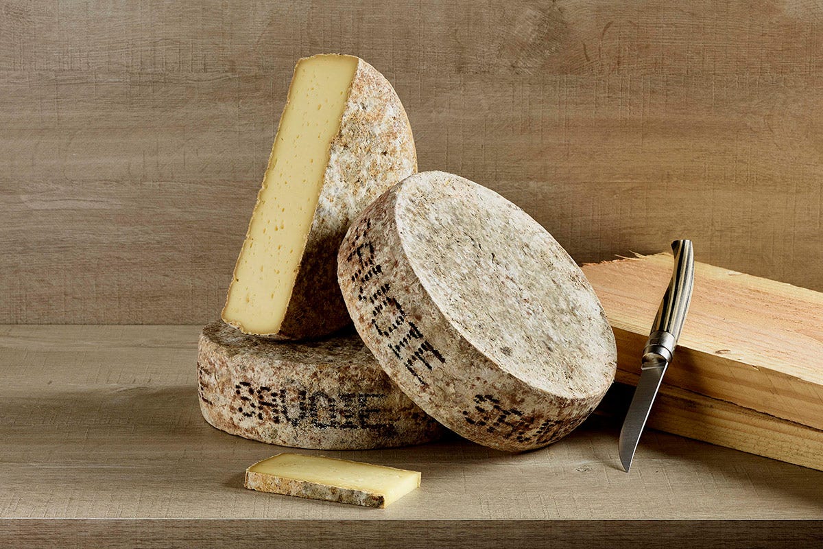 Tomme de Savoie (credito foto: Images&Associés - Aftalp) Strada dei formaggi della Savoia: 8 eccellenze casearie d’oltralpe