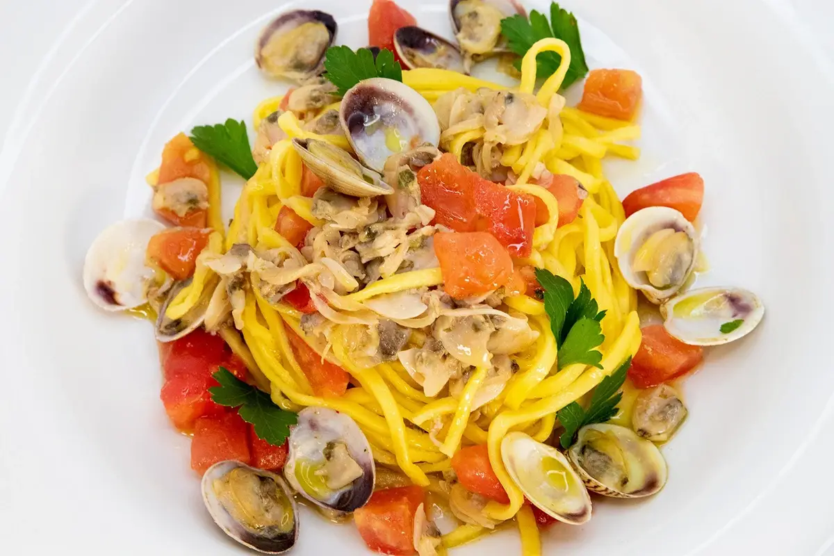 Tonnarelli alle vongole locali Il mare al centro di Roma: La Rosetta diventa anche Café Oyster bar