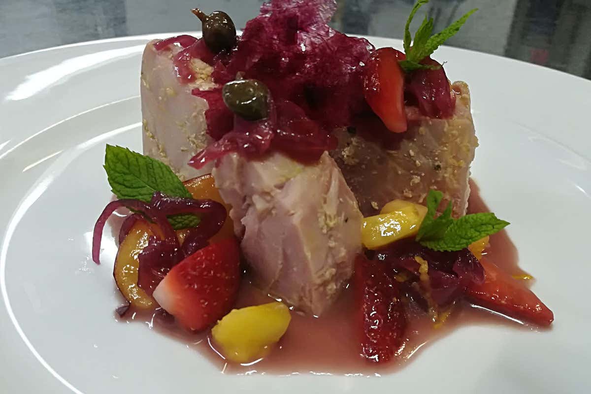 Tonno cotto a bassa temperatura su fondente di cipolla rossa di Tropea