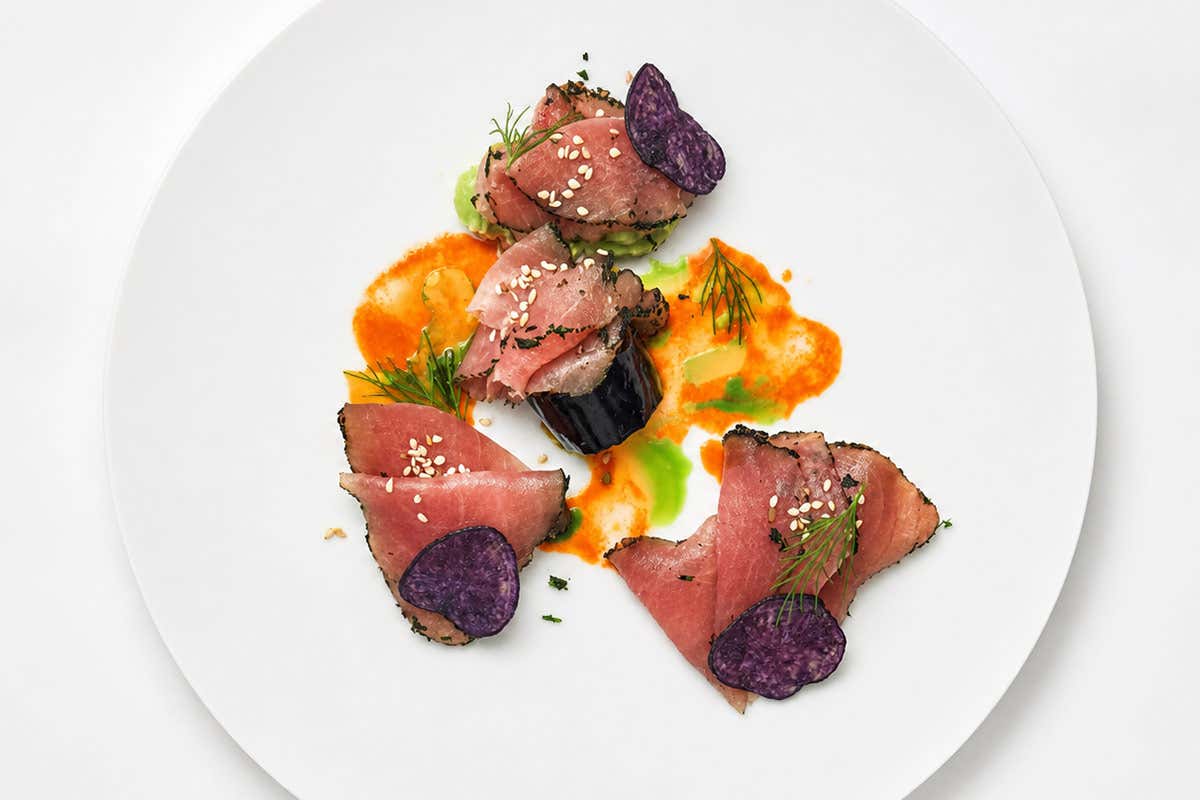 Tonno rosso, melanzane alla soia, avocado e patata viola - Nuvole Garden Hotel