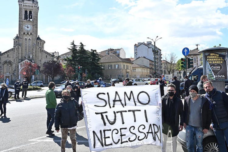 Manifestazione a Torino Il grido di ristoranti e commercio: «Fateci riaprire o moriamo tutti