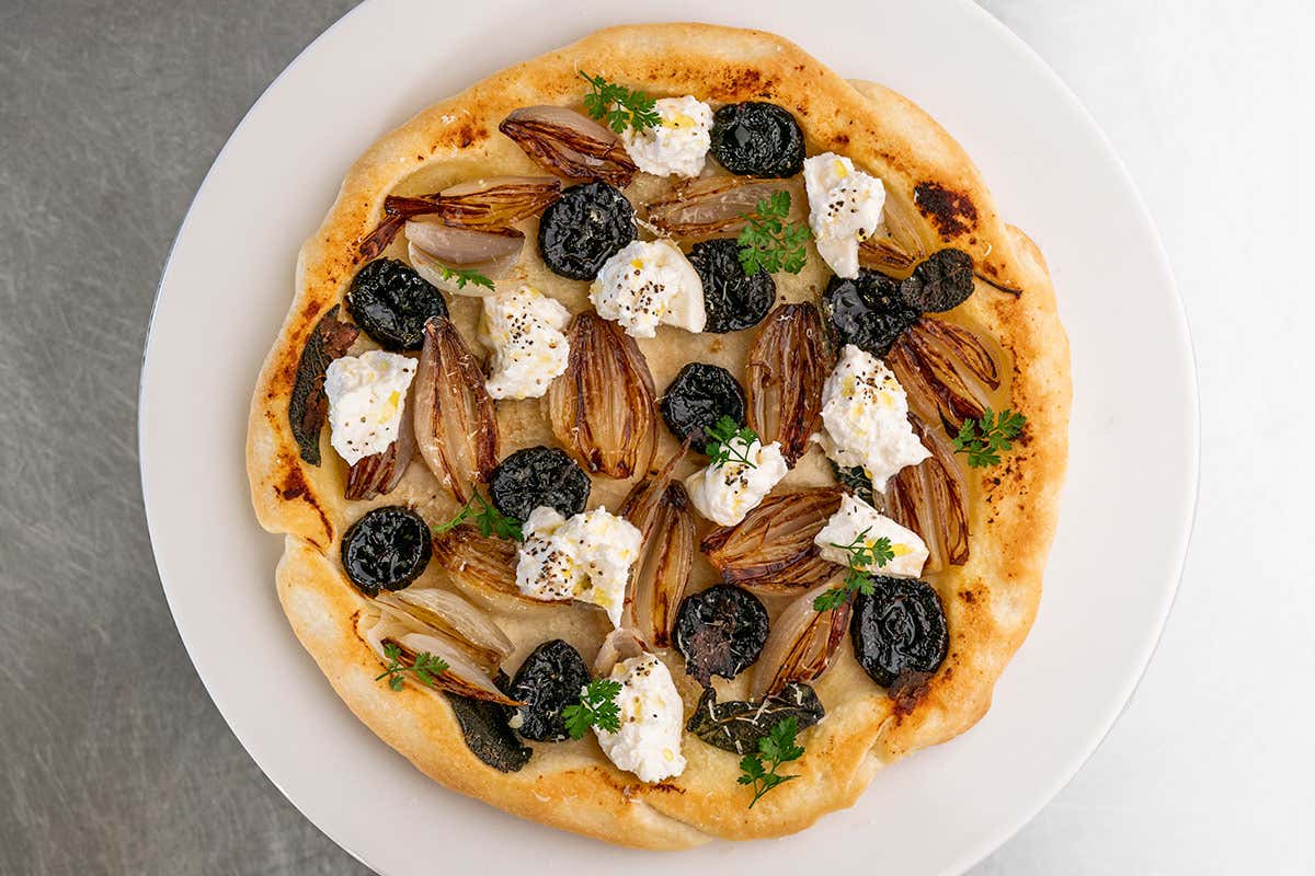 Torta salata rovesciata con Prugne della California, scalogno e burrata affumicata Prugne della California protagoniste nelle ricette creative di Andrea Mainardi