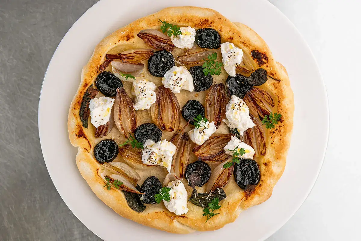 Torta salata rovesciata con Prugne della California, scalogno e burrata affumicata Prugne della California protagoniste nelle ricette creative di Andrea Mainardi
