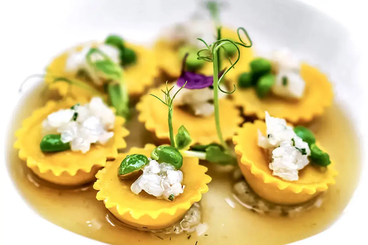 Tortelli di piselli con scampi crudi, purea di finocchi e timo e consomm&eacute; Tortelli di piselli con scampi crudi, purea di finocchi e timo