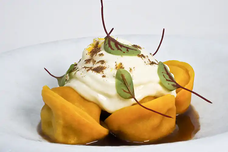 Tortelli di pasta all&rsquo;uovo ripieni di genovese di vitello
