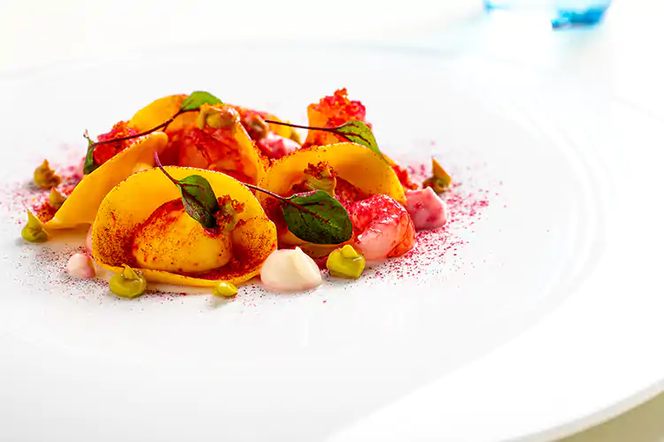 Tortelli ripieni di parmigiano, gamberi rossi, crema di broccolo romano e rapa rossa Il Livello 1 dei ristoranti del futuro, con tanto di pescheria annessa