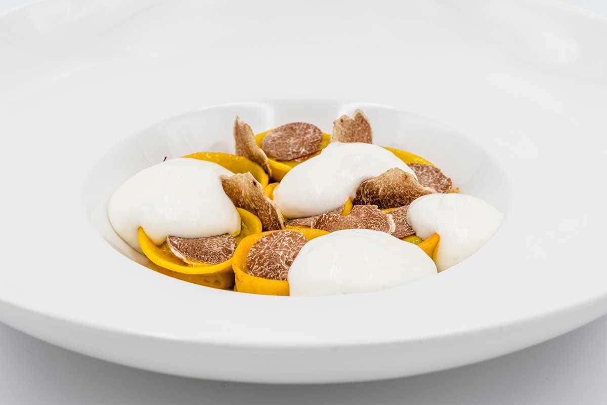 Tortello di pecora, zafferano, caciocavallo e tartufo La cerca e cavatura del tartufo patrimonio culturale Unesco