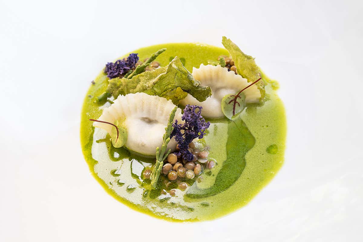 Tortello di farina di riso ripieno di lenticchie e asparagi di mare Botania Relais