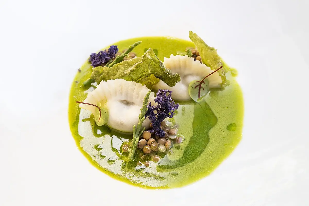 Tortello di farina di riso ripieno di lenticchie e asparagi di mare Botania Relais