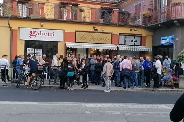 ennesima nmaifestazione di negazionisti alla Torteria di chivasso Covid, alla Torteria di Chivasso nuovo aperitivo di sfida dei no vax