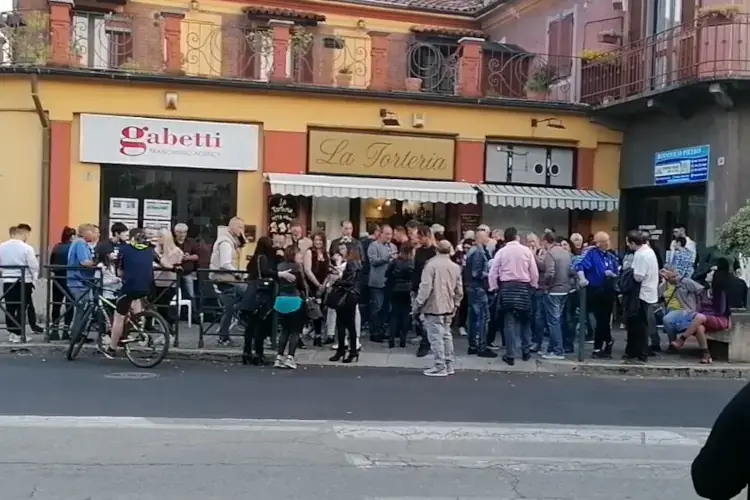 ennesima nmaifestazione di negazionisti alla Torteria di chivasso Covid, alla Torteria di Chivasso nuovo aperitivo di sfida dei no vax