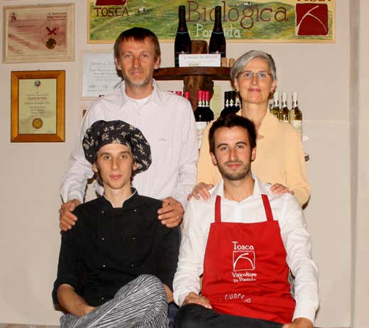 Da sinistra: Marco e Tosca Locatelli, e in primo piano i figli Francesco e Romildo