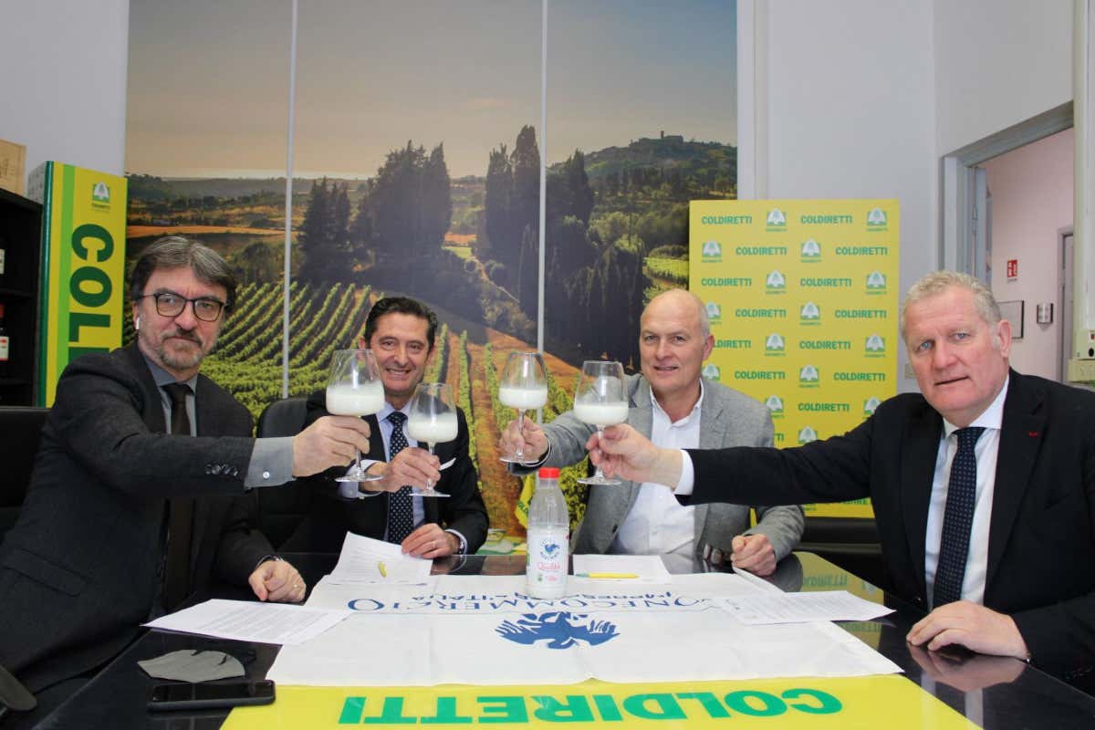 Accordo storico salva stalle tra Confcommercio e Coldiretti Toscana Latte: i bar della Toscana scelgono l'autarchia Accordo storico salva stalle tra Confcommercio e Coldiretti Toscana Latte: i bar della Toscana scelgono l'autarchia