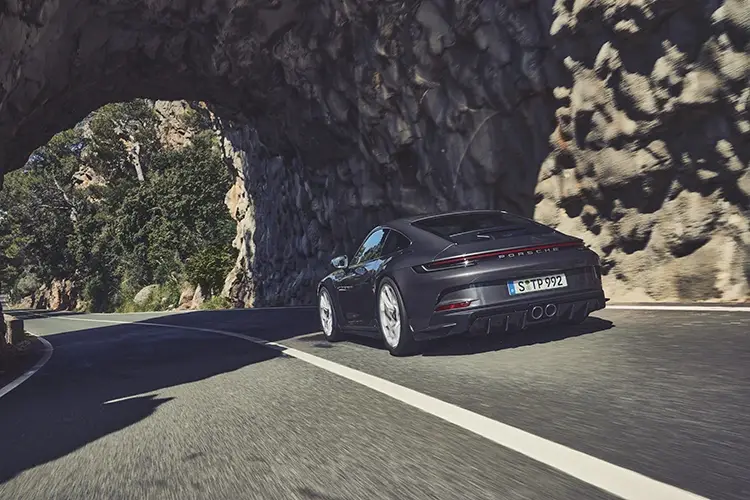 All'interno l'atmosfera &egrave; di un'auto sportiva classica Vacanze in auto con stile? Il pacchetto Touring della Porsche