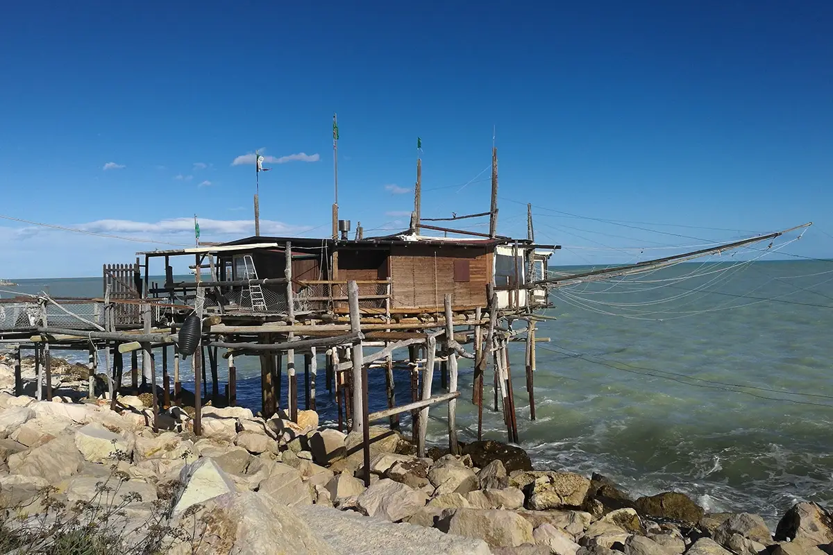 Trabocco sulla Costa dei Trabocchi in Abruzzo Sei da vino, birra o cioccolato? C’è un viaggio per te in Veneto, Abruzzo e Sicilia