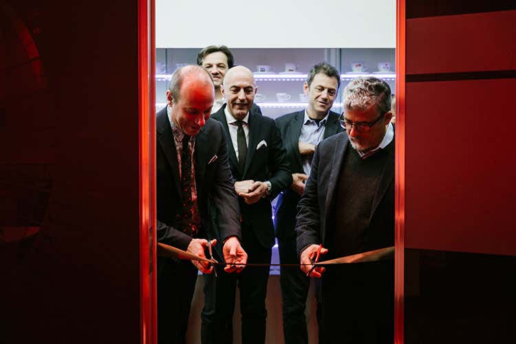 (Training Center Lavazza Inaugura la prima sala Q-Grader d'Italia) (Training Center Lavazza Inaugura la prima sala Q-Grader d'Italia)