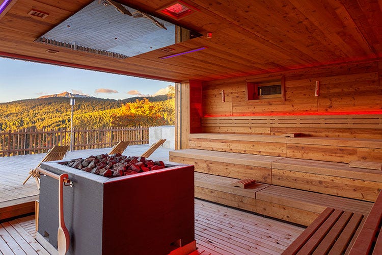 (Al Tratterhof Hotel in Val Pusteria il loggione con sauna dell’Alto Adige)
