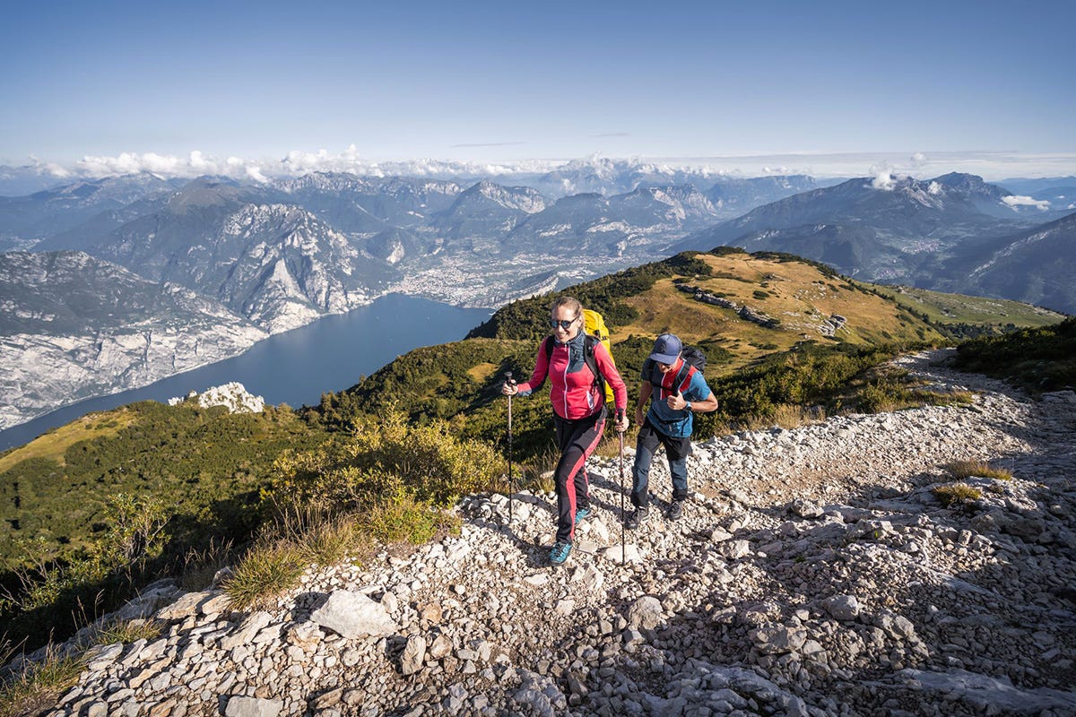 Sono numerosi i sentieri, anche tematici, per chi ama il trekking Garda Trentino: vivere l’inverno in modo dinamico