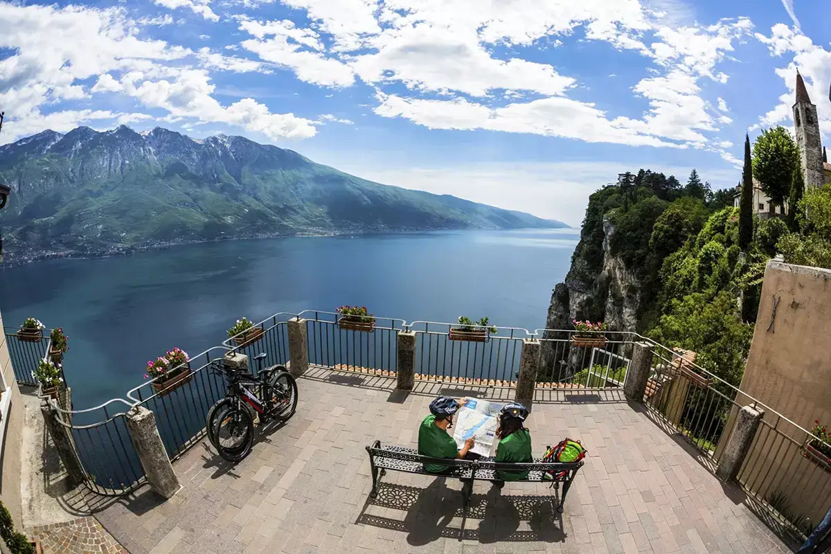 01 Tremosine sul Garda. Foto: Garda Lombardia Pedalando senza fretta nei luoghi pi&ugrave; incantevoli della provincia di Brescia